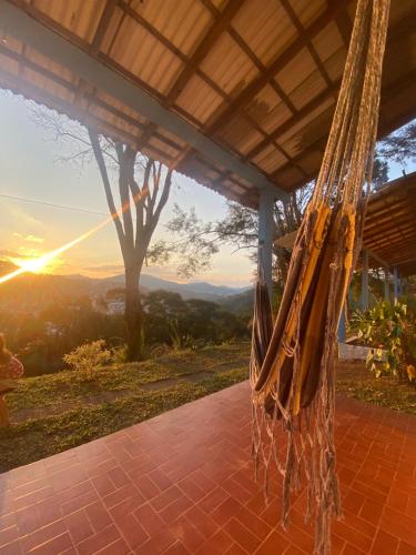 Matahari terbit atau terbenam yang dilihat dari hotel atau berdekatan