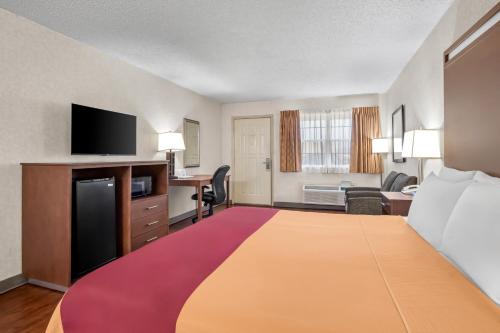 Americas Best Value Inn Midlothianにあるベッド