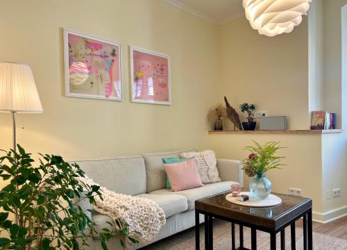 a living room with a couch and a table at GRÄFIN MARTHA MARIA - Design-Apartment in der historischen Hinterburg Schlitz - mit Aufzug, Parkplatz & Garten - nahe Fulda und Bad Hersfeld in Schlitz