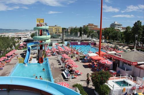 ośrodek z basenem i parkiem wodnym w obiekcie Lorenzo Sea Loft Riccione apartment w mieście Riccione