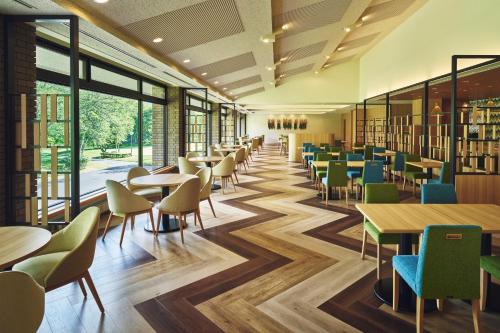 a library with tables and chairs and windows at ANA Holiday Inn Resort Karuizawa by IHG in Kita-karuizawa