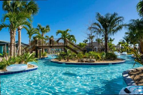een zwembad bij het resort bij Splendid 5Bd Close to Disney at Storey Lake 4251 in Kissimmee