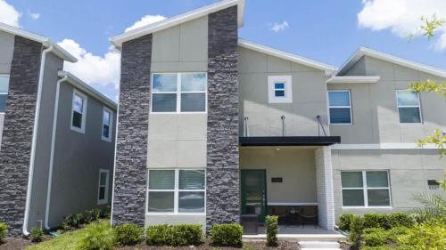 een appartementencomplex met een stenen gevel bij Splendid 5Bd Close to Disney at Storey Lake 4251 in Kissimmee