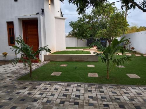 Κήπος έξω από το Riya Villa Arugambay