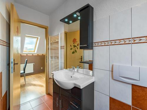 a bathroom with a sink and a mirror at gemütliche Ferienwohnung in Cattenstedt in Cattenstedt