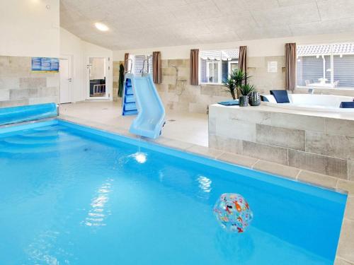 una piscina con scivolo in una casa di Luxury Retreat in Asserbo - By Traum Ferienwohnungen a Frederiksværk