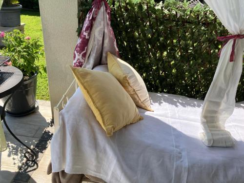 a bed with pillows on top of it at Une Amazone en Povence in Paradou