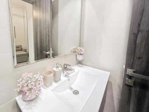 Koupelna v ubytování Daraqa - Modern 1BR Apartment in Peaceful Dubai Land
