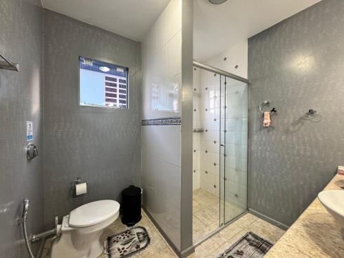 une salle de bains avec douche, toilettes et lavabo dans l'établissement CASA PINHEIROS - Casa na Praia de Palmas com 4 Dormitórios e Piscina, à Governador Celso Ramos