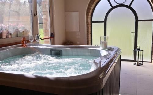 jacuzzi w łazience z oknem w obiekcie Agriturismo Case Corboli villetta Rovello w mieście Todi