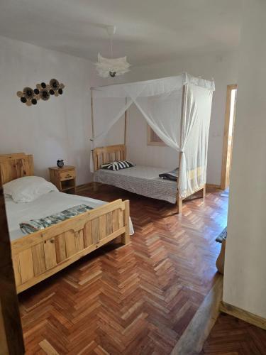 Un ou plusieurs lits dans un hébergement de l'établissement Oasis Kemba Hôtel-Restaurant-Bar