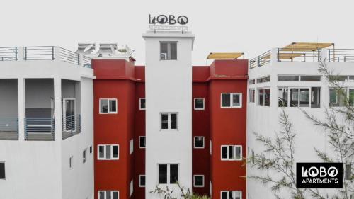 AmdalaiにあるLobo apartmentの赤白の建物