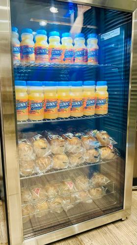 カンザスシティにあるDays Inn by Wyndham Kansas City Northeastのたくさんのペストリーや飲み物が詰まった冷蔵庫