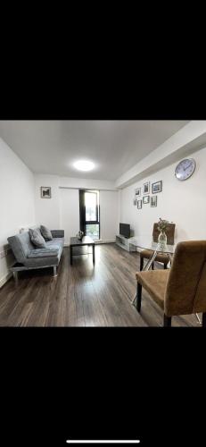 Et opholdsområde på Cosy Modern 1-Bed Apartment