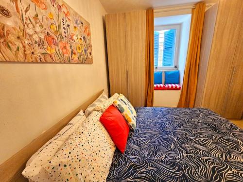 ein Schlafzimmer mit einem Bett mit Kissen darauf in der Unterkunft Stylish 2-Bedroom Apartment at Sliema Ferry Tignes 2 P1 in Sliema