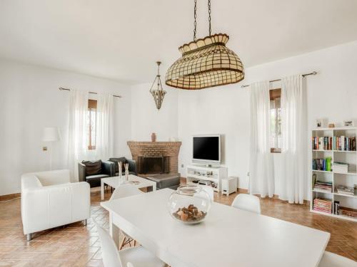 Μια τηλεόραση ή/και κέντρο ψυχαγωγίας στο Family Villa with Pool