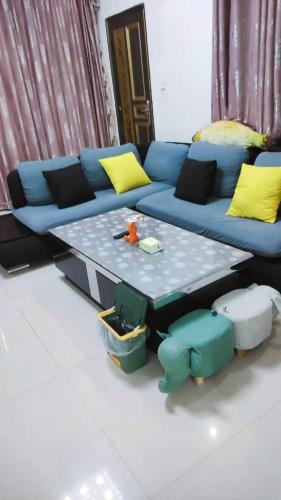 a blue couch with a table in a living room at Mushe Inn 