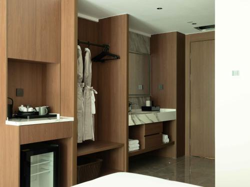 a bathroom with a sink and a mirror at 张家界叁禾溪居-Free one way pick up service over 2 nights in Zhangjiajie