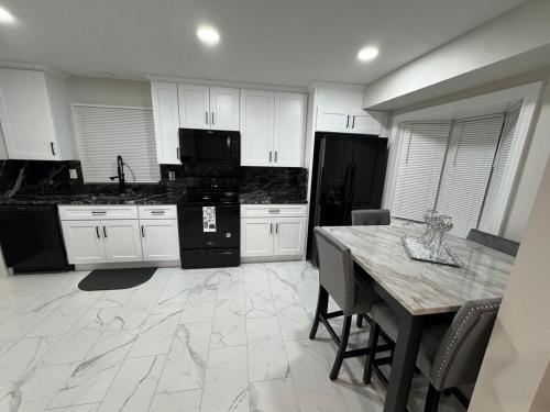 Η κουζίνα ή μικρή κουζίνα στο Modern Luxury House - Birmingham