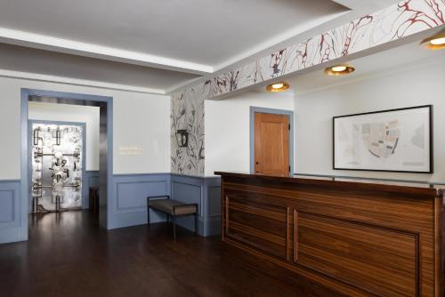 a court room with a wooden bench in the middle of a room at Hotel Richemont in Charleston