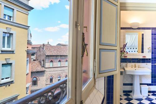 einen Balkon mit einem Waschbecken und Stadtblick in der Unterkunft Ca Fosca in Bologna