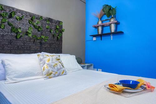 una cama con un plato de comida encima en Tropic Nook Too, en Castries