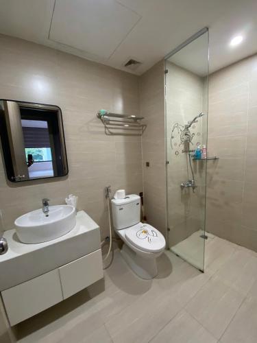 a bathroom with a toilet and a sink and a shower at Hue Oi 5 Homestay - Spacious 2-Bedroom Apartment with Balcony & Pool in Hue