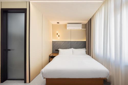 a hotel room with a bed and a window at Shanghai Zhuzhu Hotel - 24-hour free airport pick-up and drop-off at Pudong Airport in Shanghai