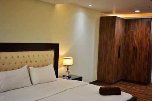 Gallery image of Goldcrest Grand Mall Luxury Apartments DHA Phase 4 Lahore in Lahore
