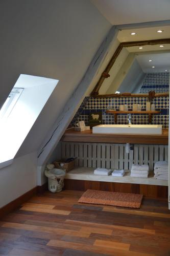 Cette chambre mansardée dispose de toilettes et d'un escalier. dans l'établissement La Grange des Marettes, à Cléres