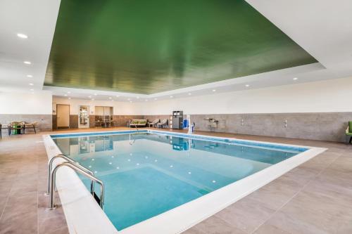 Kolam renang di atau dekat dengan Home2 Suites By Hilton Aurora Medical Center Denver