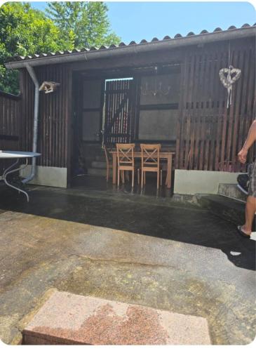 Un patio con una mesa y sillas frente a un edificio. en Ferienzimmer in bad friedrichshall, en Bad Friedrichshall