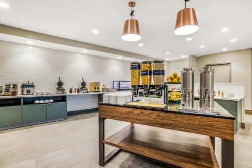 Dapur atau dapur kecil di Home2 Suites By Hilton Aurora Medical Center Denver