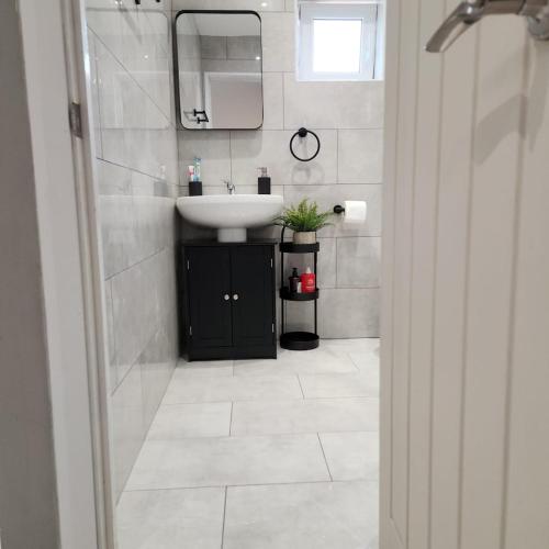 Ένα μπάνιο στο Spacious Luxe Suite New Build London and Essex