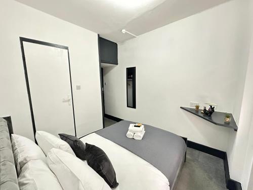 a bedroom with a bed and a couch in it at Magic Stay Rooms in London