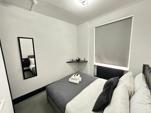 a bedroom with a bed and a couch and a window at Magic Stay Rooms in London