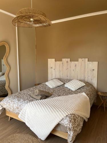 a bedroom with a large bed with a wooden headboard at Appartement F2 - Besançon - proche centre ville in Besançon