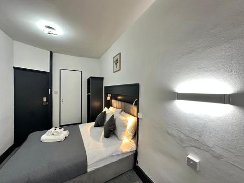 a bedroom with a large bed with a large mirror at Magic Stay Rooms in London