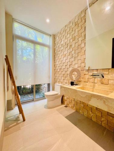 a bathroom with a tub and a toilet and a window at Exclusive Villa with Elevator in Casa de Campo in El Infiernito