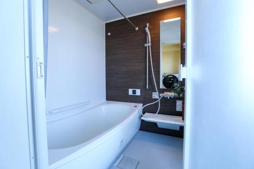 a bathroom with a tub and a sink and a mirror at ラグジュアリー戸建貸切,羽田,品川まで20分 3ベットルーム 広々リビングのモダンクラシックな一棟貸し in Tokyo