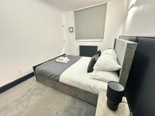 a bedroom with a bed and a window at Magic Stay Rooms in London