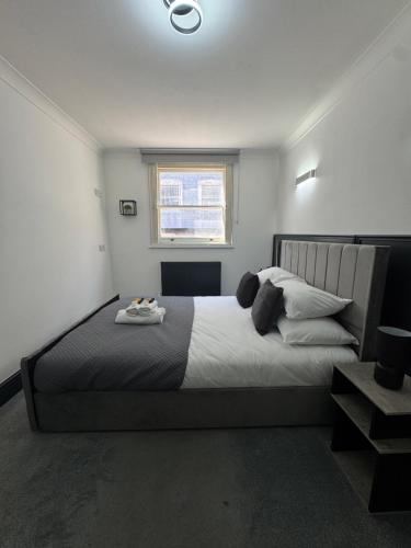 a bedroom with a large bed and a window at Magic Stay Rooms in London