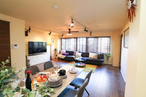 a living room with a table and a couch at ラグジュアリー戸建貸切,羽田,品川まで20分 3ベットルーム 広々リビングのモダンクラシックな一棟貸し in Tokyo