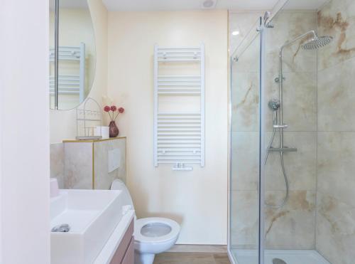 a bathroom with a shower and a toilet and a sink at Appartement romantique de luxe à Liège Chambre, salon SDB privée 2e étage in Liège