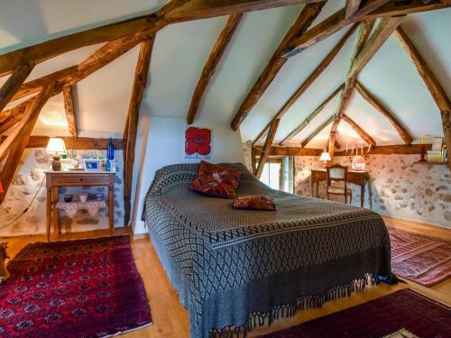 a bedroom with a bed and a table at Hilltop Haven in Parlan in Le Sartre