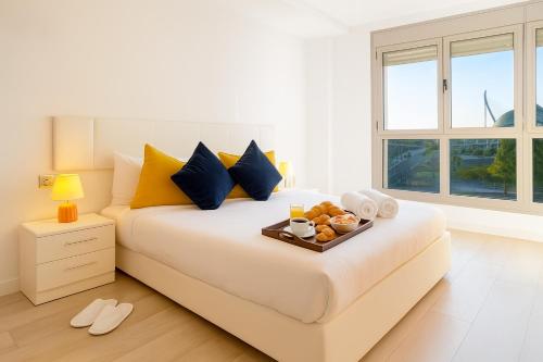 Giường trong phòng chung tại Resort & Suites Ciudad de las Ciencias By VALENCIAFLATS EU