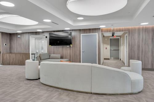 Ruang duduk di Latitude Apartments
