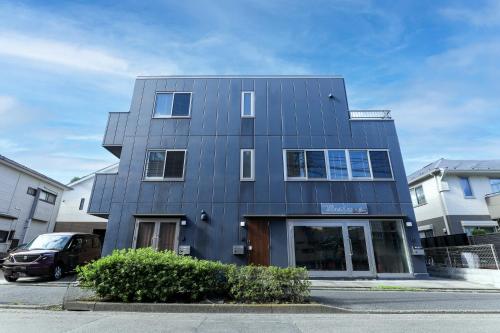 a black building on the side of a street at ラグジュアリー戸建貸切,羽田,品川まで20分 3ベットルーム 広々リビングのモダンクラシックな一棟貸し in Tokyo