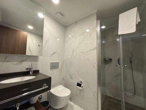 Koupelna v ubytování Grand Sapphire Luxury Apartments By MyGuest Cyprus