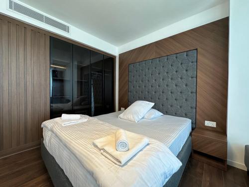 Postel nebo postele na pokoji v ubytování Grand Sapphire Luxury Apartments By MyGuest Cyprus